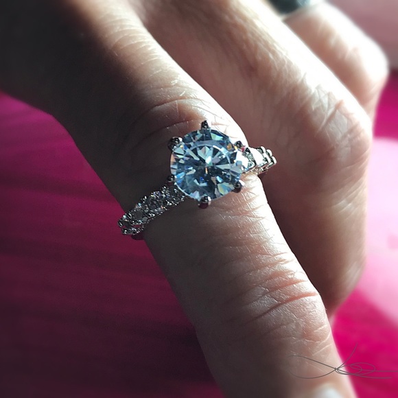 Round Cut Brilliant Diamond Ring - Picture 5 of 5